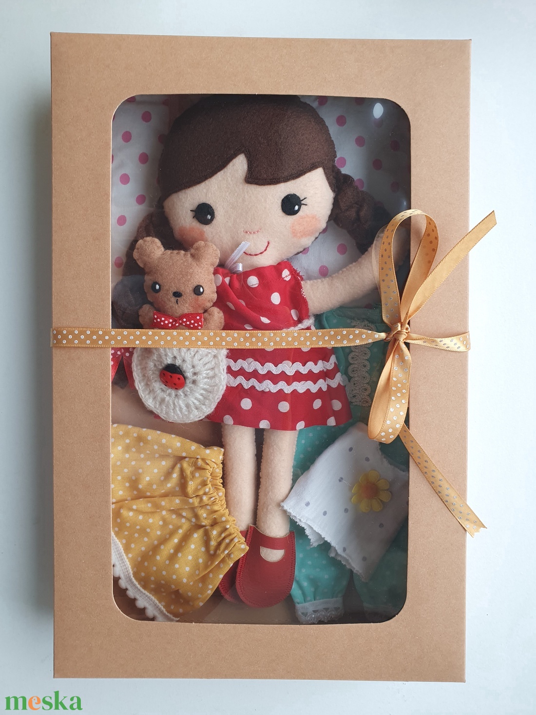 Pöttyös Panni- öltöztethető textilbaba kis macival és kiegészítőkkel díszdobozban (Azonnal vihető!) - játék & sport - baba & babaház - öltöztethető baba - Meska.hu