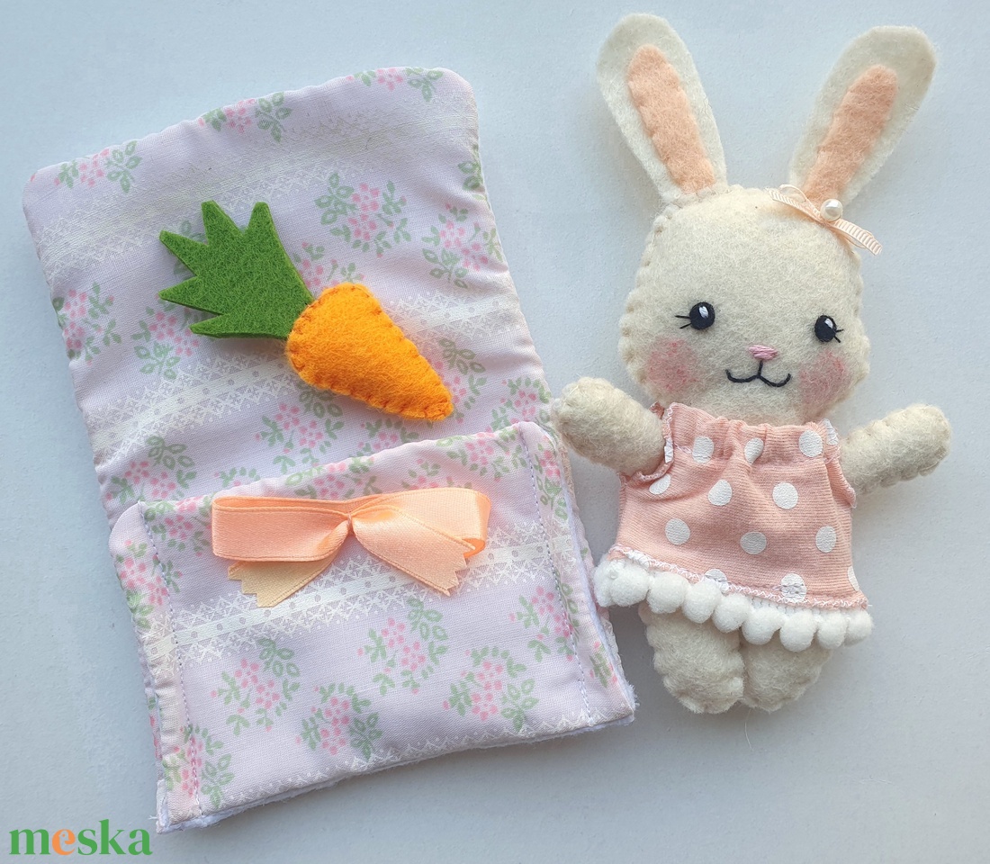Apróságok szundizsákban- cuki nyuszilány répával - játék & sport - plüssállat & játékfigura - nyuszi - Meska.hu