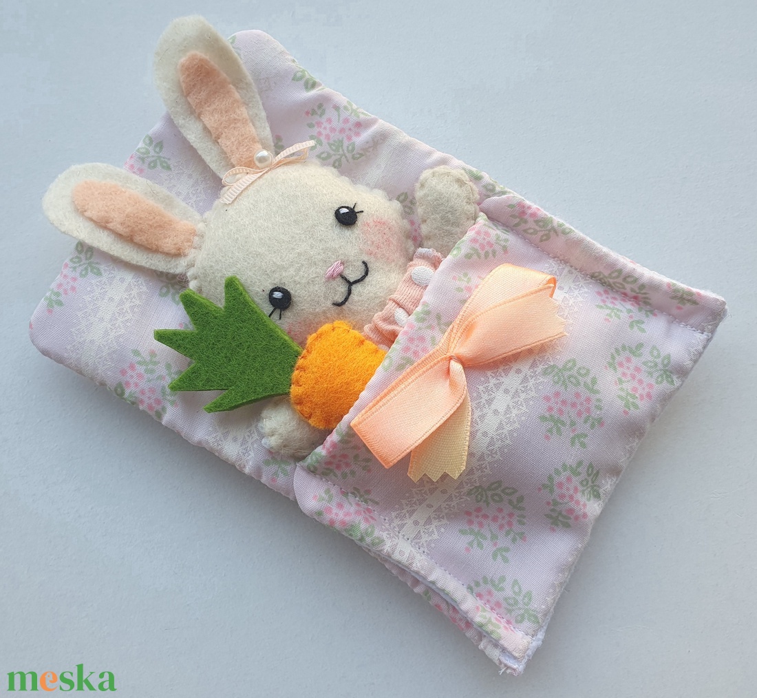 Apróságok szundizsákban- cuki nyuszilány répával - játék & sport - plüssállat & játékfigura - nyuszi - Meska.hu