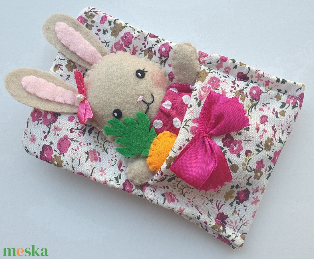 Apróságok szundizsákban- cuki nyuszilány répával - játék & sport - plüssállat & játékfigura - nyuszi - Meska.hu