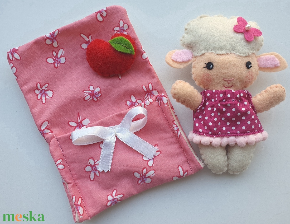 Apróságok szundizsákban- cuki barilány almával - játék & sport - plüssállat & játékfigura - láma - Meska.hu