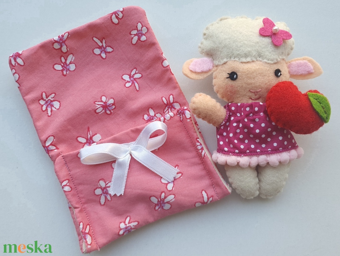 Apróságok szundizsákban- cuki barilány almával - játék & sport - plüssállat & játékfigura - láma - Meska.hu