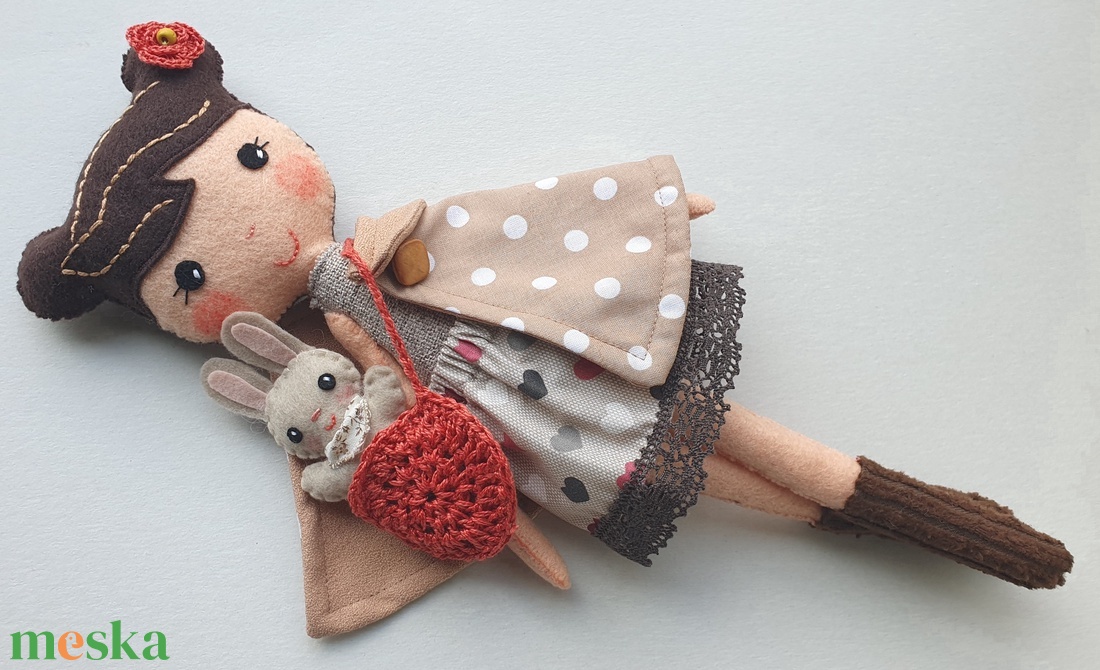 Sugi- öltöztethető  textilbaba pinduri nyuszival és kiegészítőkkel - AZONNAL VIHETŐ! - játék & sport - baba & babaház - öltöztethető baba - Meska.hu