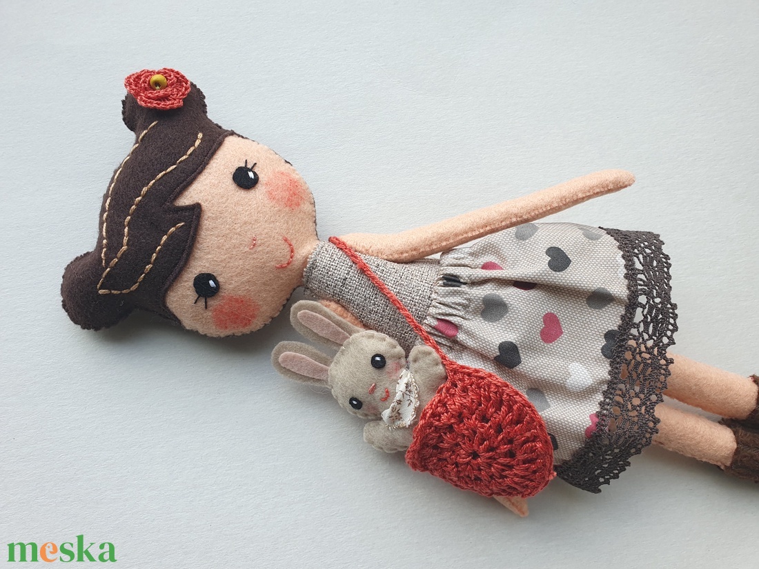 Sugi- öltöztethető  textilbaba pinduri nyuszival és kiegészítőkkel - AZONNAL VIHETŐ! - játék & sport - baba & babaház - öltöztethető baba - Meska.hu