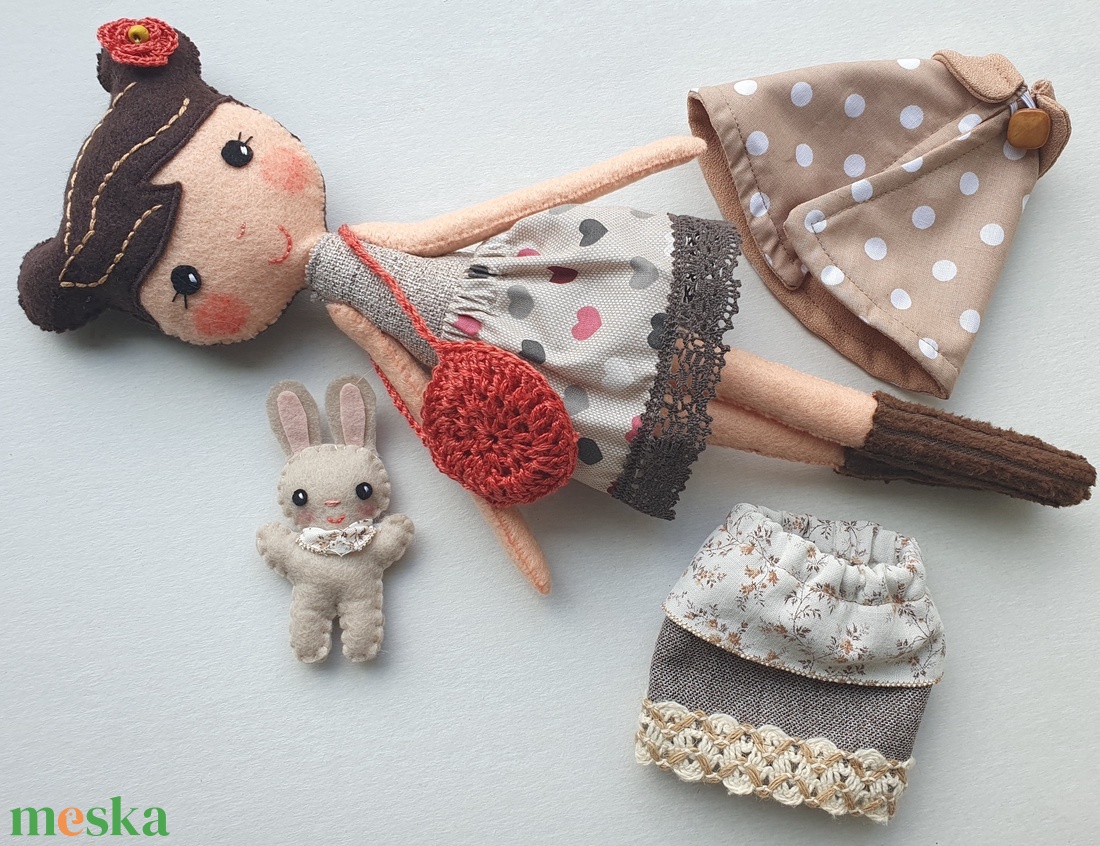 Sugi- öltöztethető  textilbaba pinduri nyuszival és kiegészítőkkel - AZONNAL VIHETŐ! - játék & sport - baba & babaház - öltöztethető baba - Meska.hu