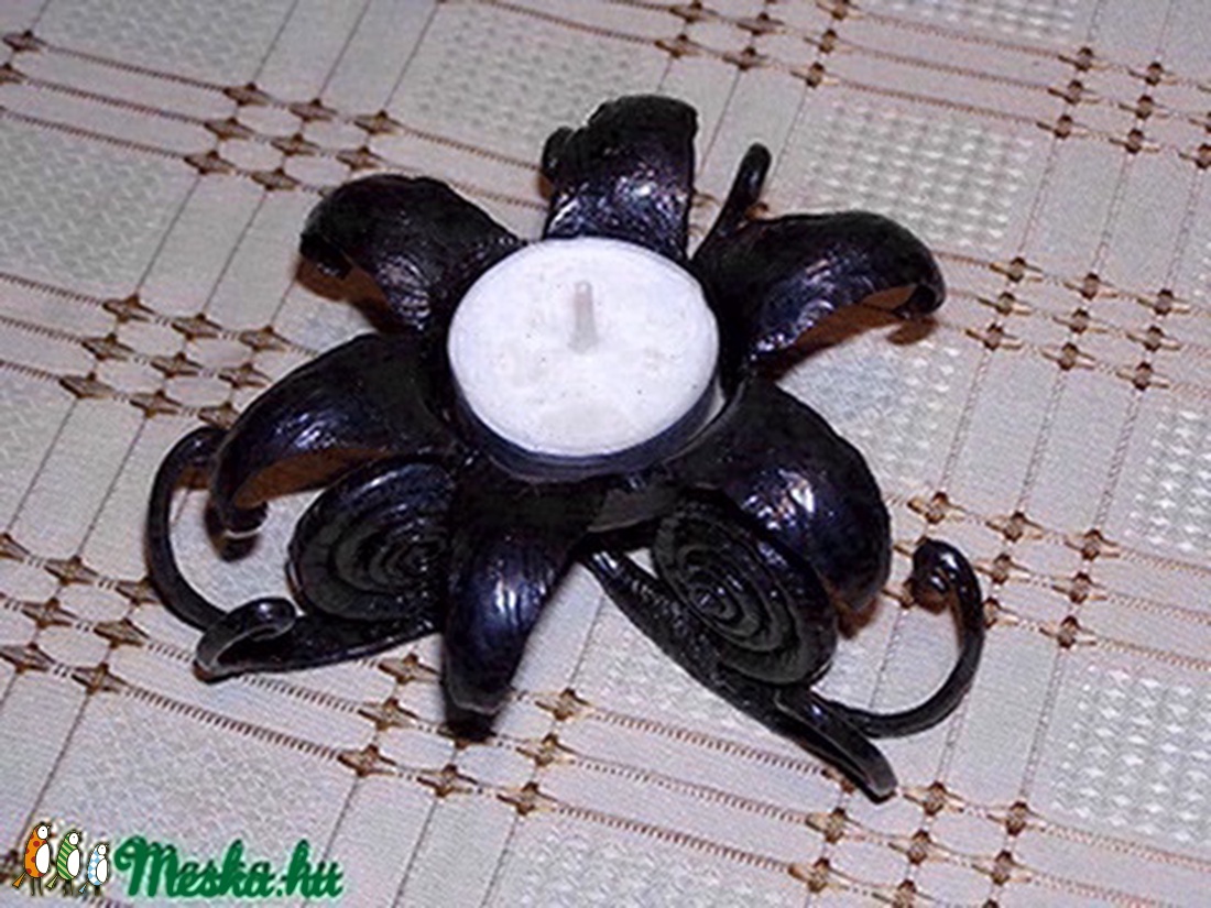 Kovácsoltvas mécsestartó 3 csigás, virág díszítéssel.  -  - Meska.hu