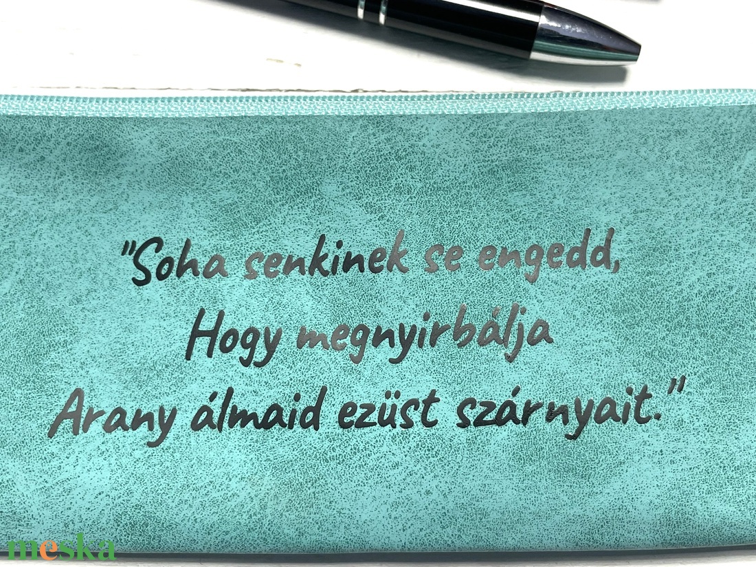 Türkiz textilbőr tolltartó - idézettel - otthon & életmód - papír, írószer - tolltartó & ceruzatekercs - Meska.hu Türkiz textilbőr tolltartó - idézettel - otthon & életmód - papír, írószer - tolltartó & ceruzatekercs - Meska.hu