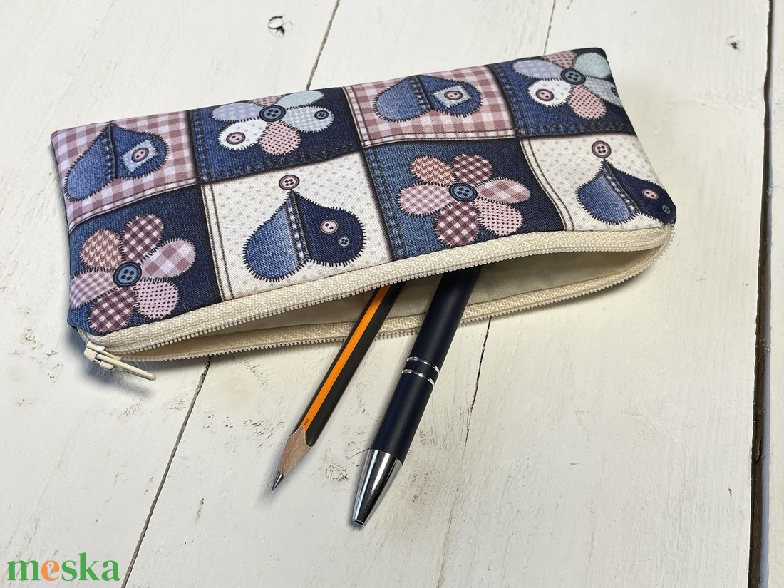 Szívecskésvirágos patchwork tolltartó - pipere - neszesszer - otthon & életmód - papír, írószer - tolltartó & ceruzatekercs - Meska.hu