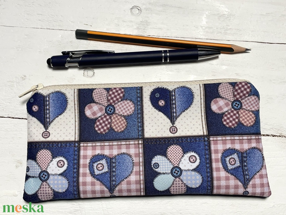 Szívecskésvirágos patchwork tolltartó - pipere - neszesszer - otthon & életmód - papír, írószer - tolltartó & ceruzatekercs - Meska.hu