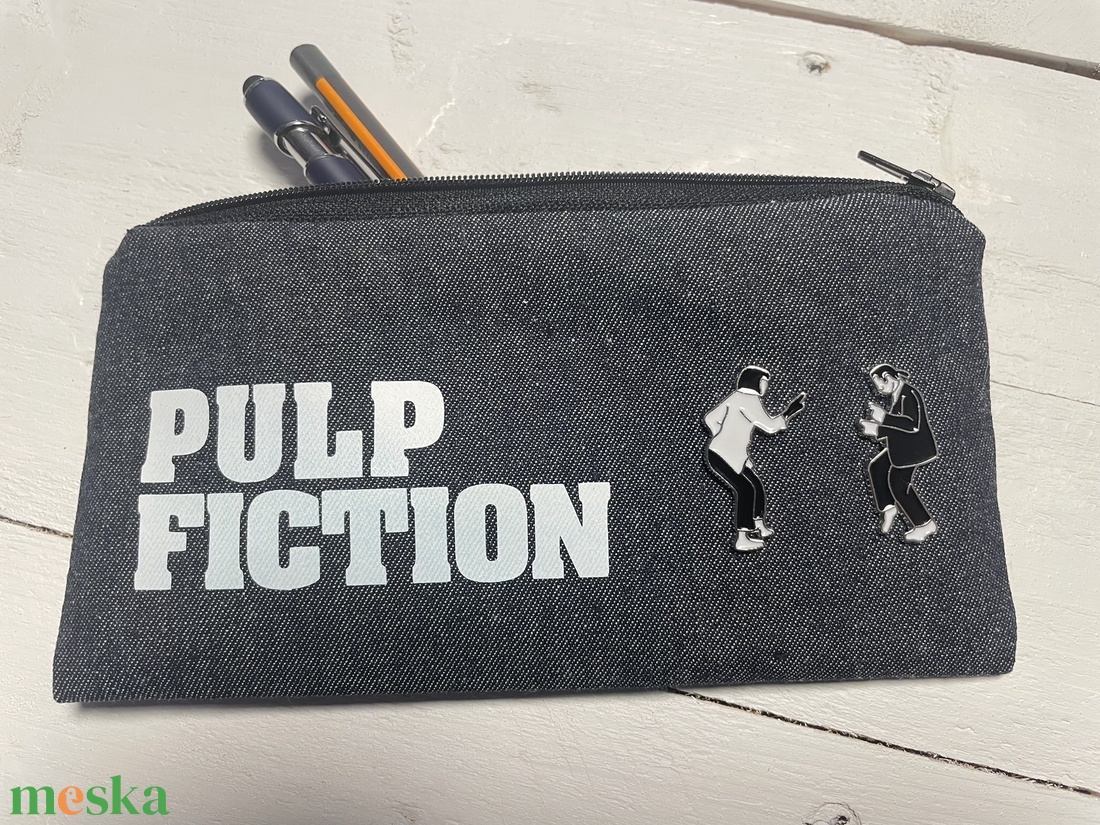 Pulp Fiction farmer tolltartó - kivehető kitűzőkkel - otthon & életmód - papír, írószer - tolltartó & ceruzatekercs - Meska.hu