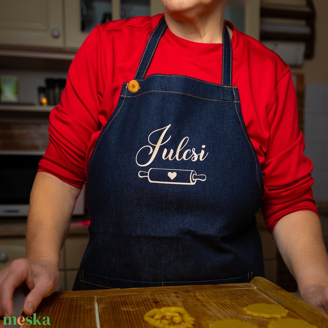 Névre szóló farmerkötény - puha farmerből - állítható nyakpánttal - otthon & életmód - konyhafelszerelés, tálalás - konyhai textil - kötény - Meska.hu