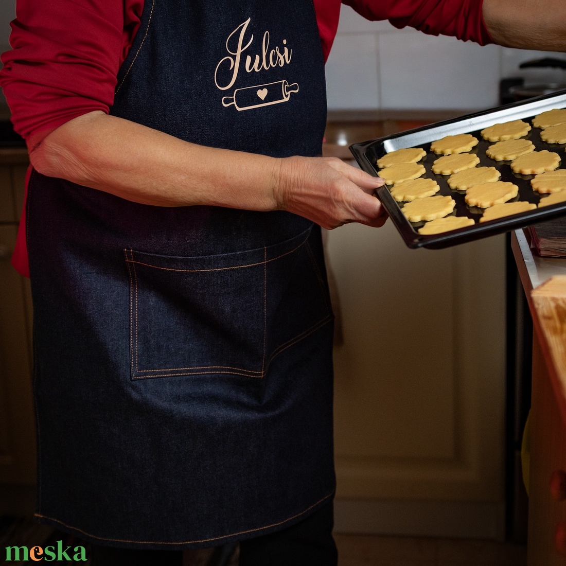 Névre szóló farmerkötény - puha farmerből - állítható nyakpánttal - otthon & életmód - konyhafelszerelés, tálalás - konyhai textil - kötény - Meska.hu