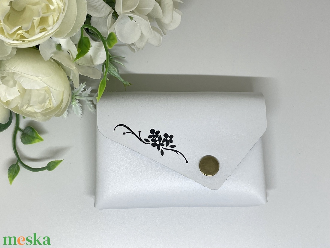 Valódi bőr zsebkendőtartó - hófehér - fekete virágmintával - otthon & életmód - tárolás & rendszerezés - zsebkendőtartó - Meska.hu