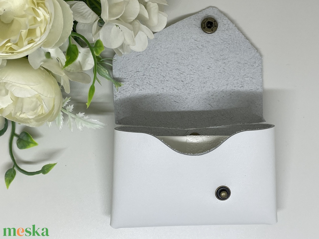 Valódi bőr zsebkendőtartó - hófehér - fekete virágmintával - otthon & életmód - tárolás & rendszerezés - zsebkendőtartó - Meska.hu