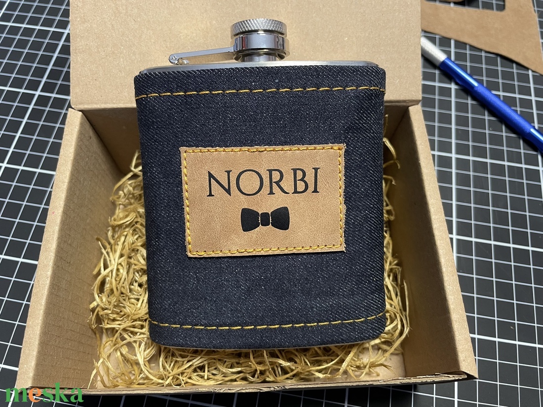 Tanúfelkérő ajándék - Farmer borítású fém flaska névre szóló bőr címkével - esküvő - meghívó & kártya - tanú felkérő - Meska.hu