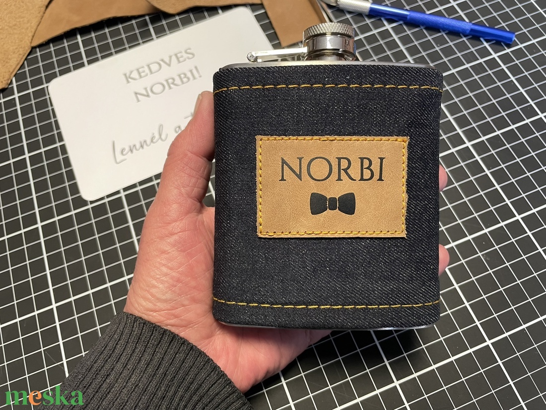 Tanúfelkérő ajándék - Farmer borítású fém flaska névre szóló bőr címkével - esküvő - meghívó & kártya - tanú felkérő - Meska.hu
