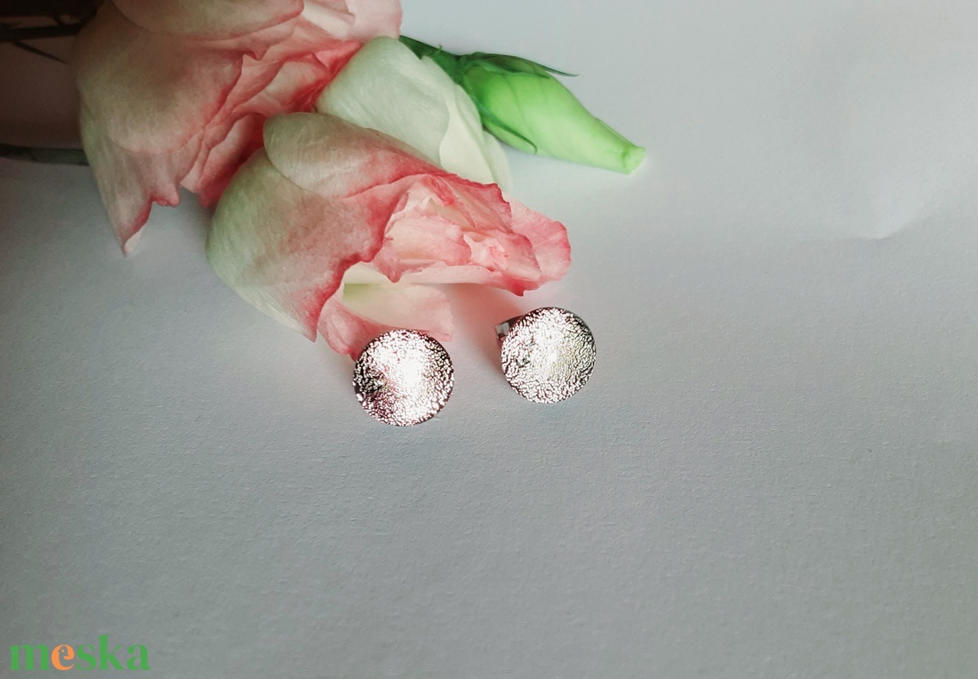 Rózsaszín, zöldes csillogás pötyi fülbevaló - ékszer - fülbevaló - pötty fülbevaló - Meska.hu