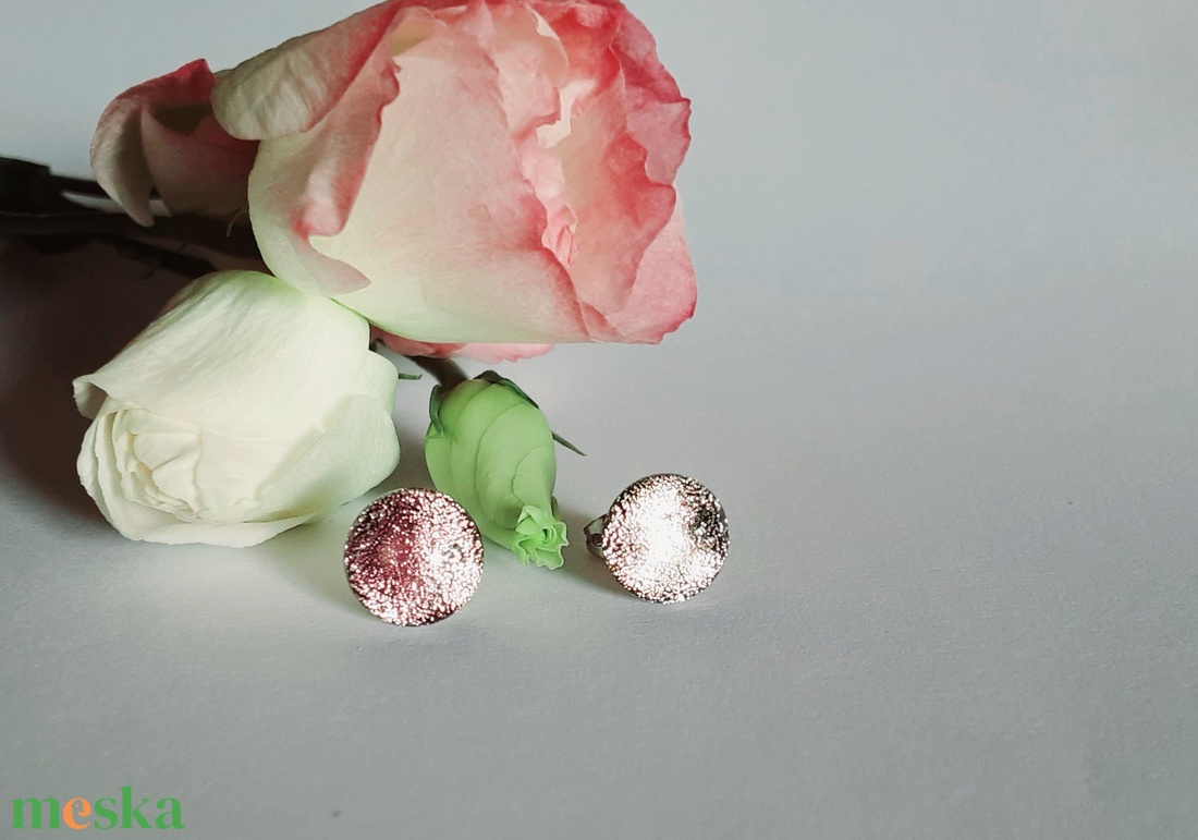 Rózsaszín, zöldes csillogás pötyi fülbevaló - ékszer - fülbevaló - pötty fülbevaló - Meska.hu