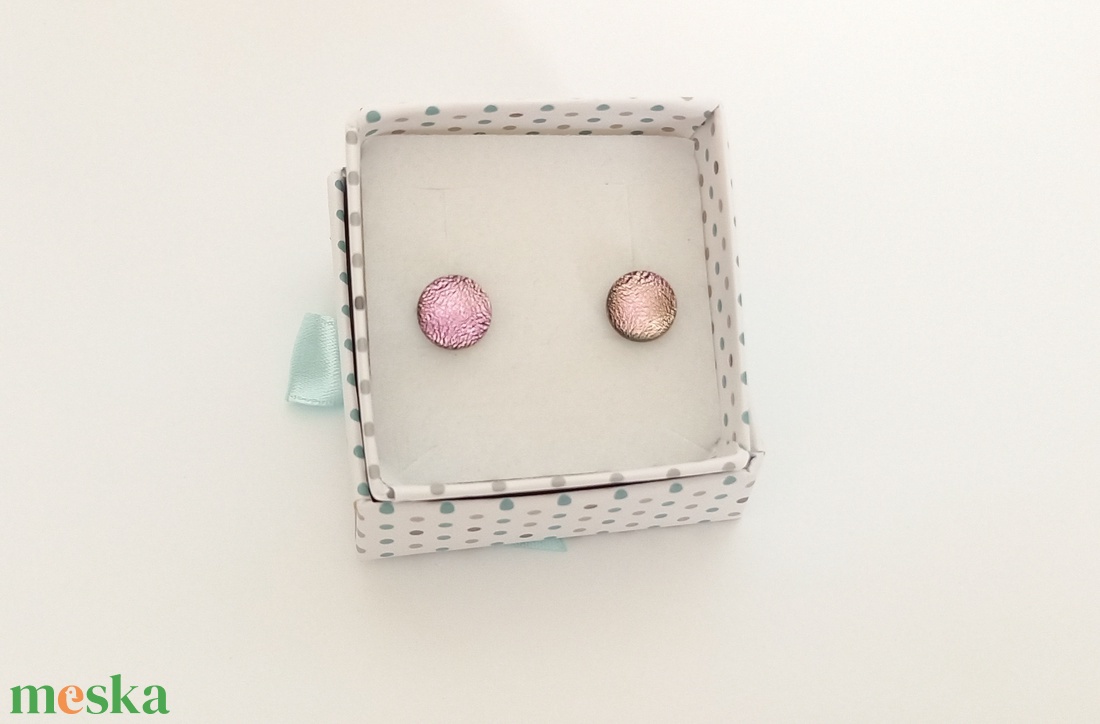 Rózsaszín, zöldes csillogás pötyi fülbevaló - ékszer - fülbevaló - pötty fülbevaló - Meska.hu