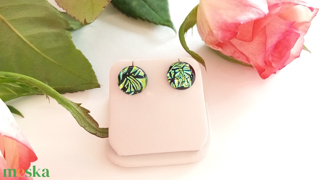 Zöldes csillogás pötyi fülbevaló - ékszer - fülbevaló - pötty fülbevaló - Meska.hu