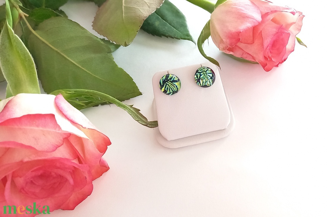 Zöldes csillogás pötyi fülbevaló - ékszer - fülbevaló - pötty fülbevaló - Meska.hu