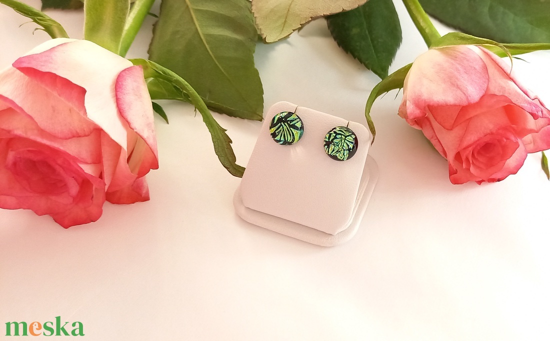 Zöldes csillogás pötyi fülbevaló - ékszer - fülbevaló - pötty fülbevaló - Meska.hu