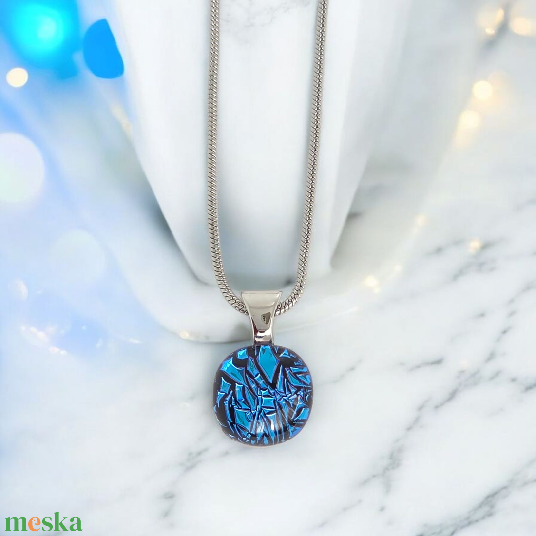 Glamor fekete alapon kéklő medál - ékszer - nyaklánc - medálos nyaklánc - Meska.hu
