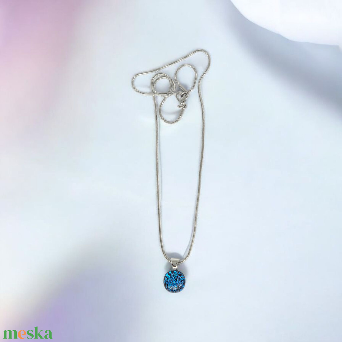 Glamor fekete alapon kéklő medál - ékszer - nyaklánc - medálos nyaklánc - Meska.hu
