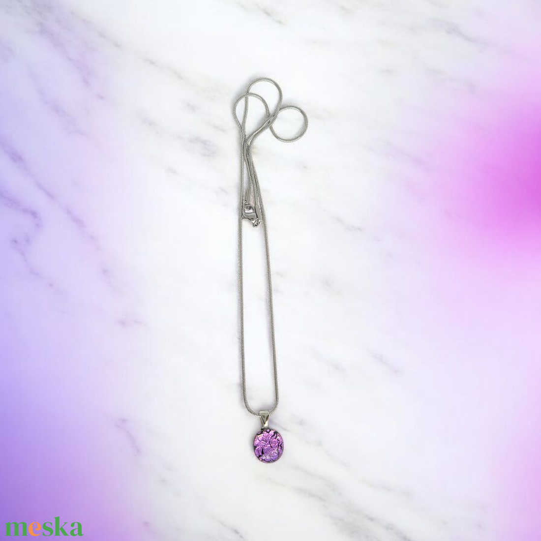 Glamor fekete alapon magenta csillogó medál - ékszer - nyaklánc - medálos nyaklánc - Meska.hu