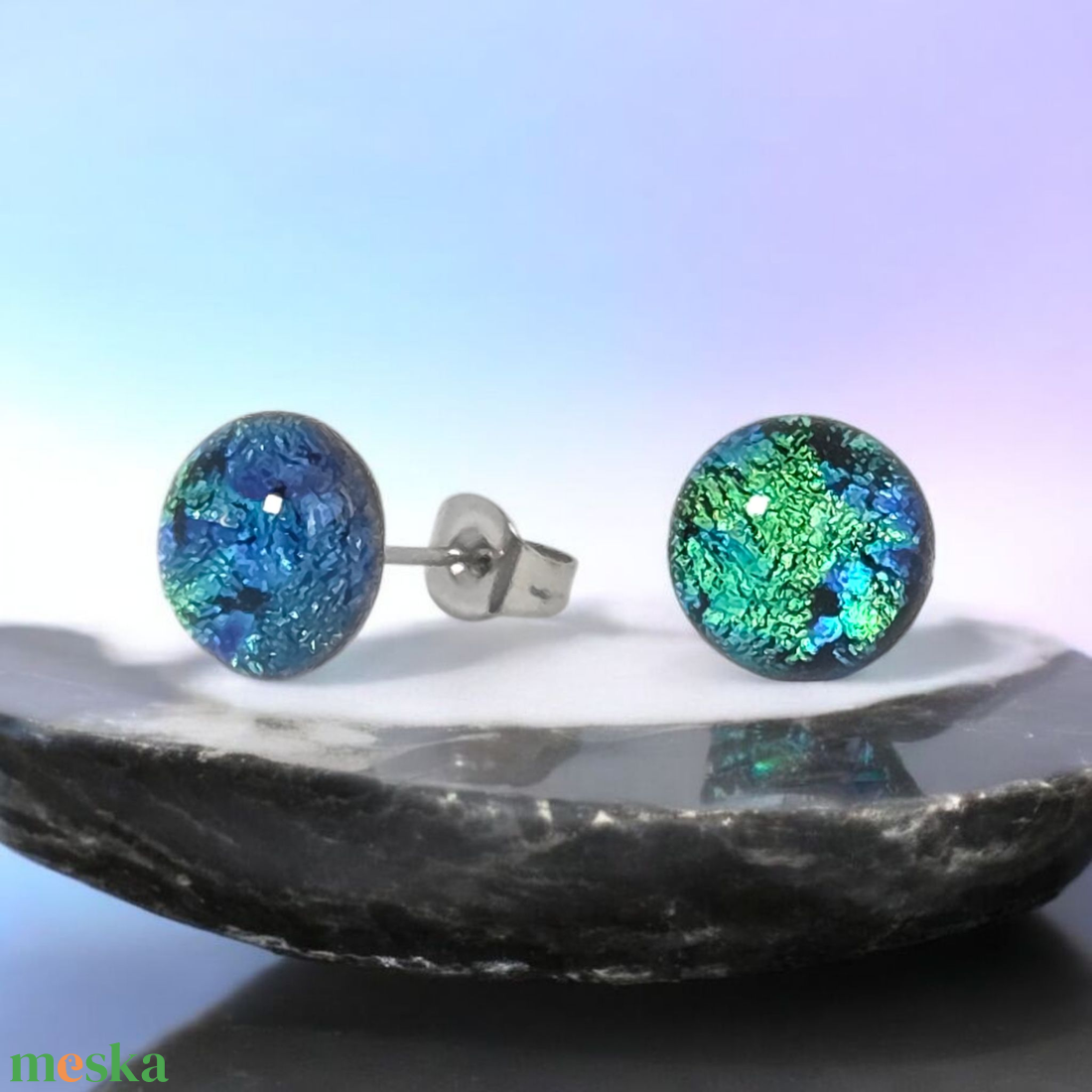Glamor azúr kék/zöld alapon kék csillogás bedugós fülbevaló - ékszer - fülbevaló - pötty fülbevaló - Meska.hu Glamor azúr kék/zöld alapon kék csillogás bedugós fülbevaló - ékszer - fülbevaló - pötty fülbevaló - Meska.hu