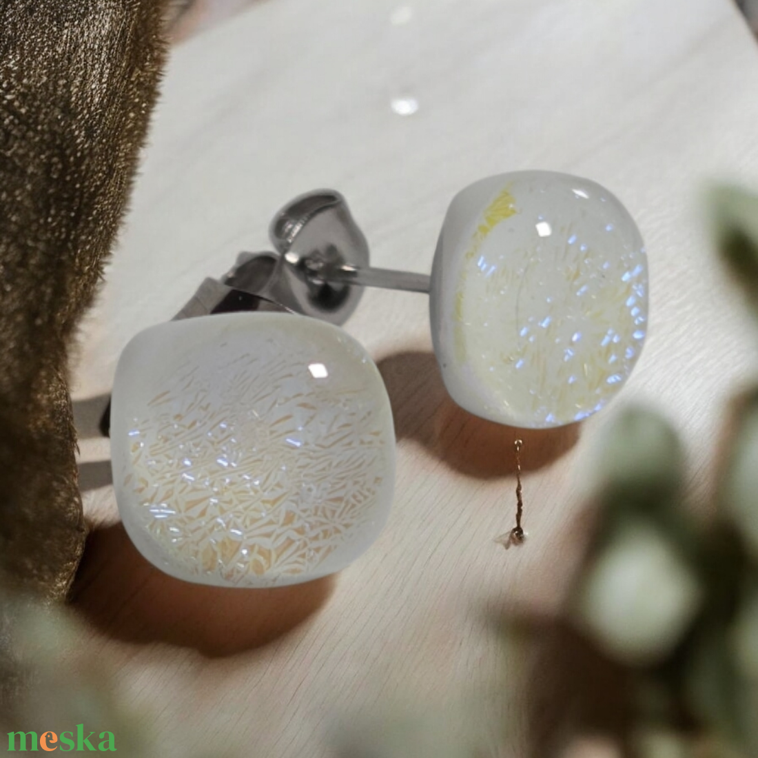 Glamor fehér, picit sárgás csillogású bedugós fülbevaló - ékszer - fülbevaló - pötty fülbevaló - Meska.hu