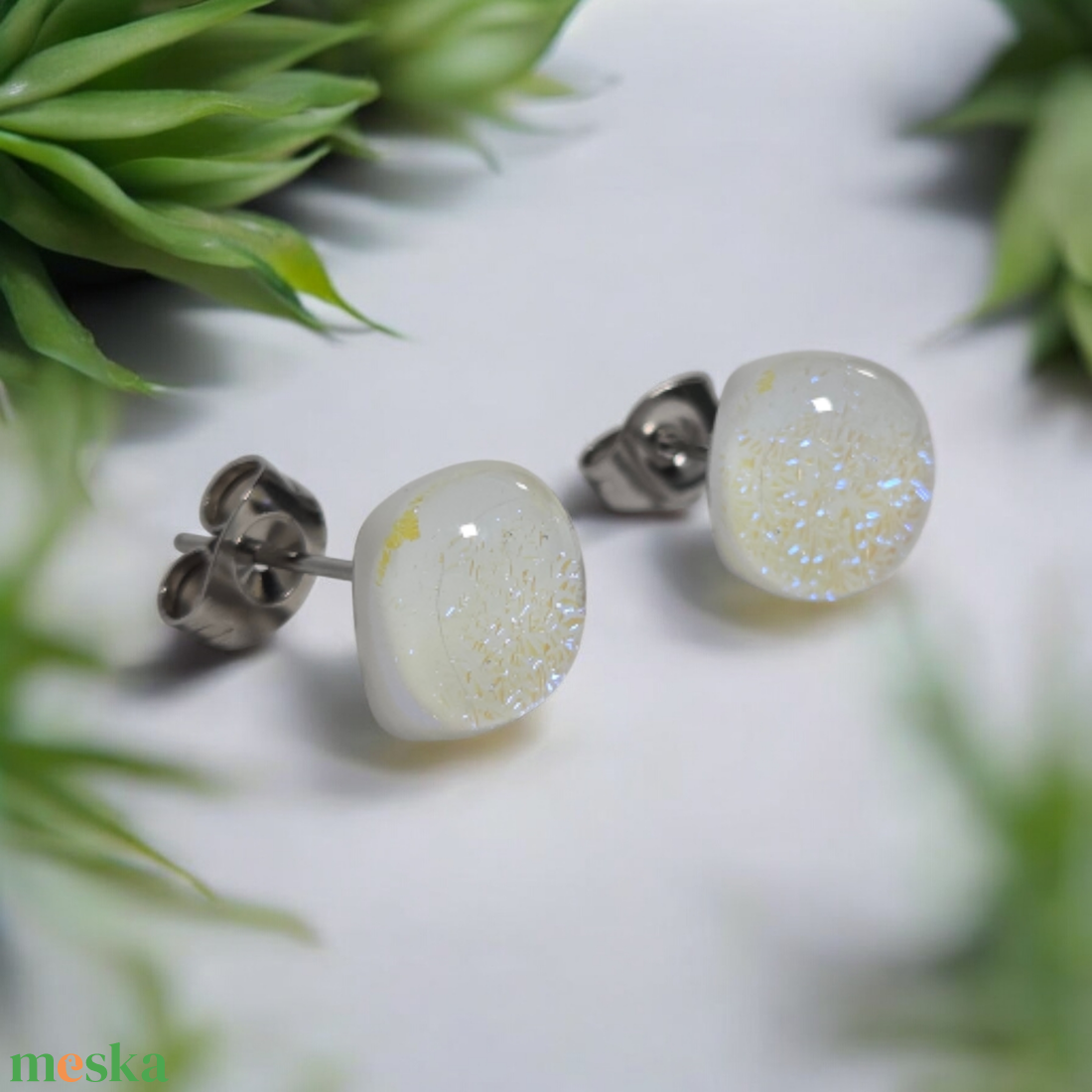 Glamor fehér, picit sárgás csillogású bedugós fülbevaló - ékszer - fülbevaló - pötty fülbevaló - Meska.hu