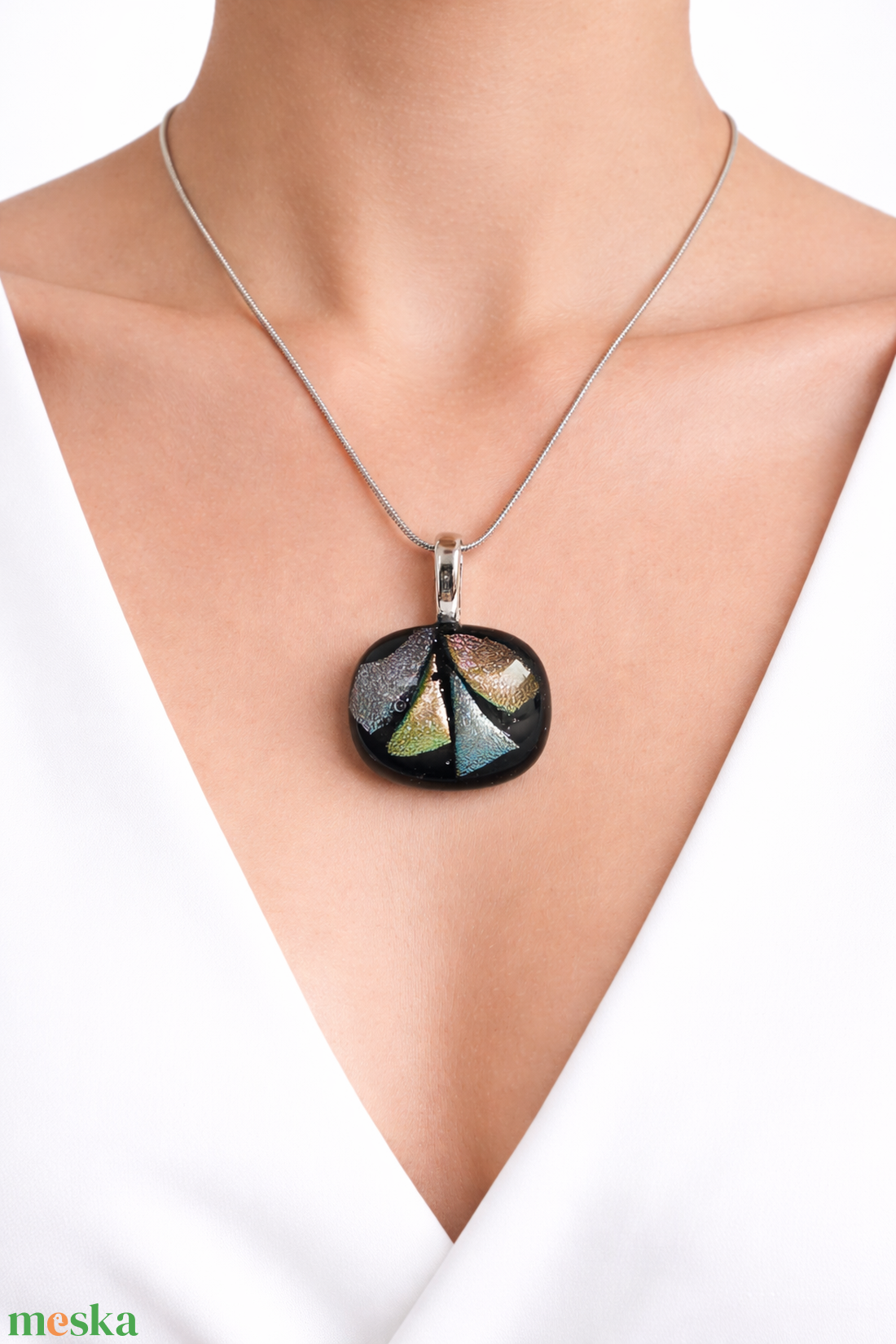 Fekete alapon ezüst, rózsaszín csillogás - ékszer - nyaklánc - medál - Meska.hu