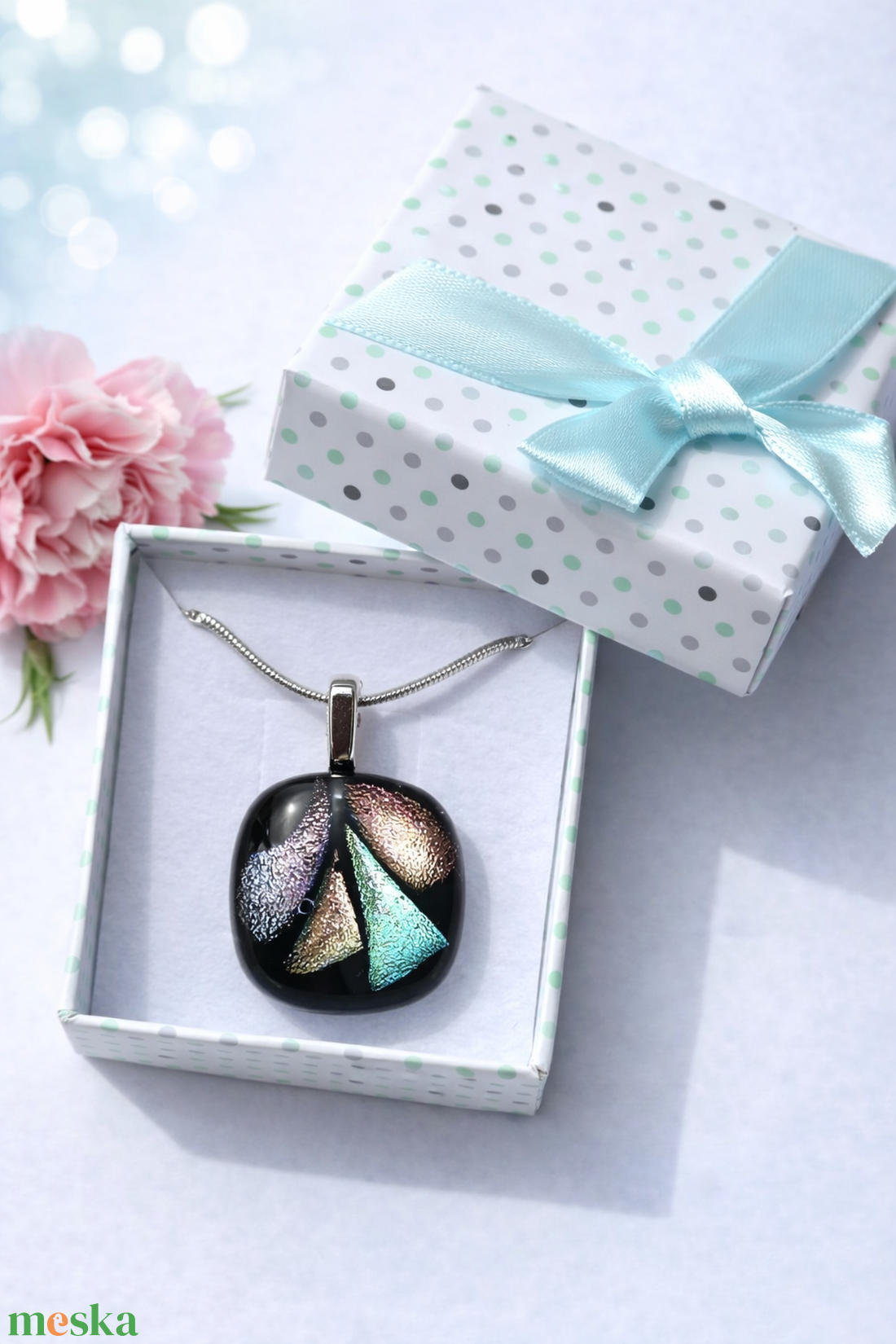 Fekete alapon ezüst, rózsaszín csillogás - ékszer - nyaklánc - medál - Meska.hu