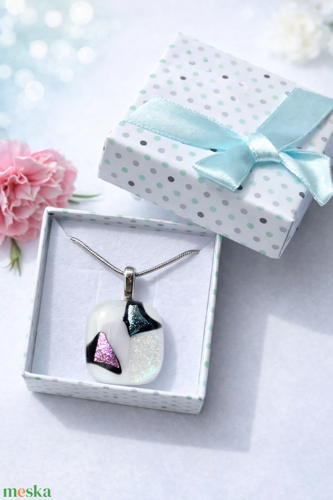 Fehér alapon színes csillogás - ékszer - nyaklánc - medál - Meska.hu