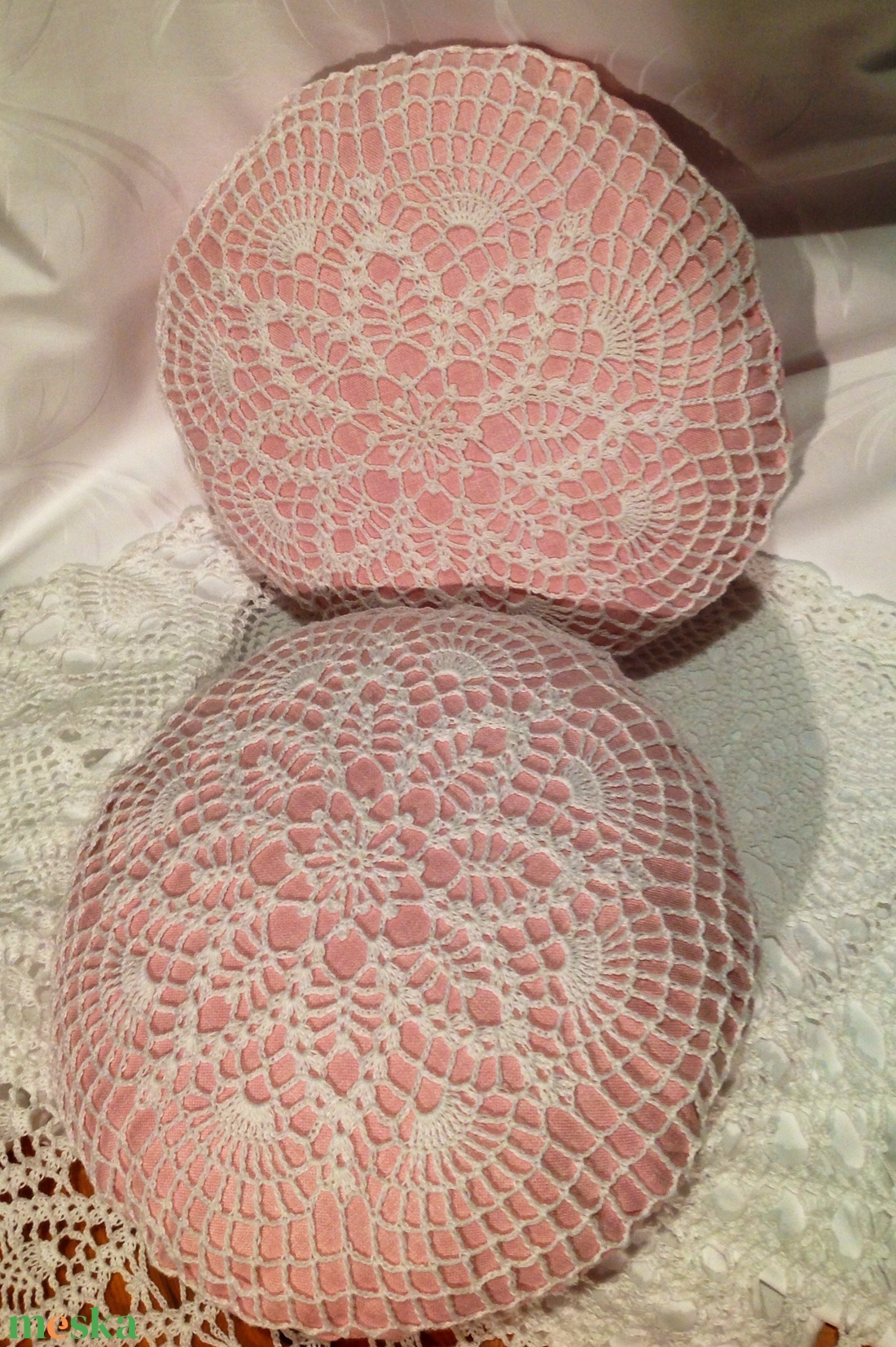 Rózsaszín párna fehér horgolt csipkével 2 db - otthon & lakás - lakástextil - párna & párnahuzat - Meska.hu
