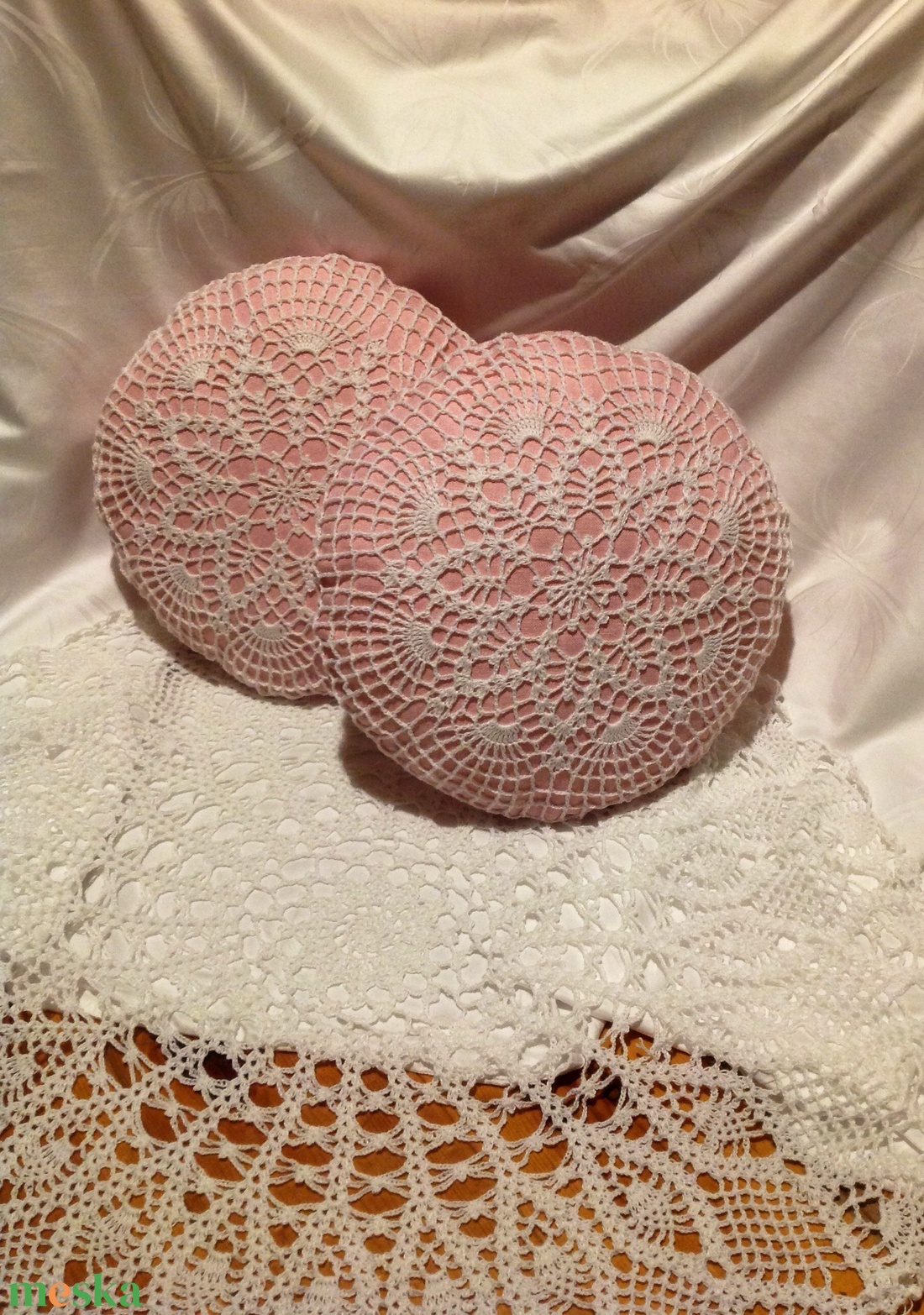 Rózsaszín párna fehér horgolt csipkével 2 db - otthon & lakás - lakástextil - párna & párnahuzat - Meska.hu