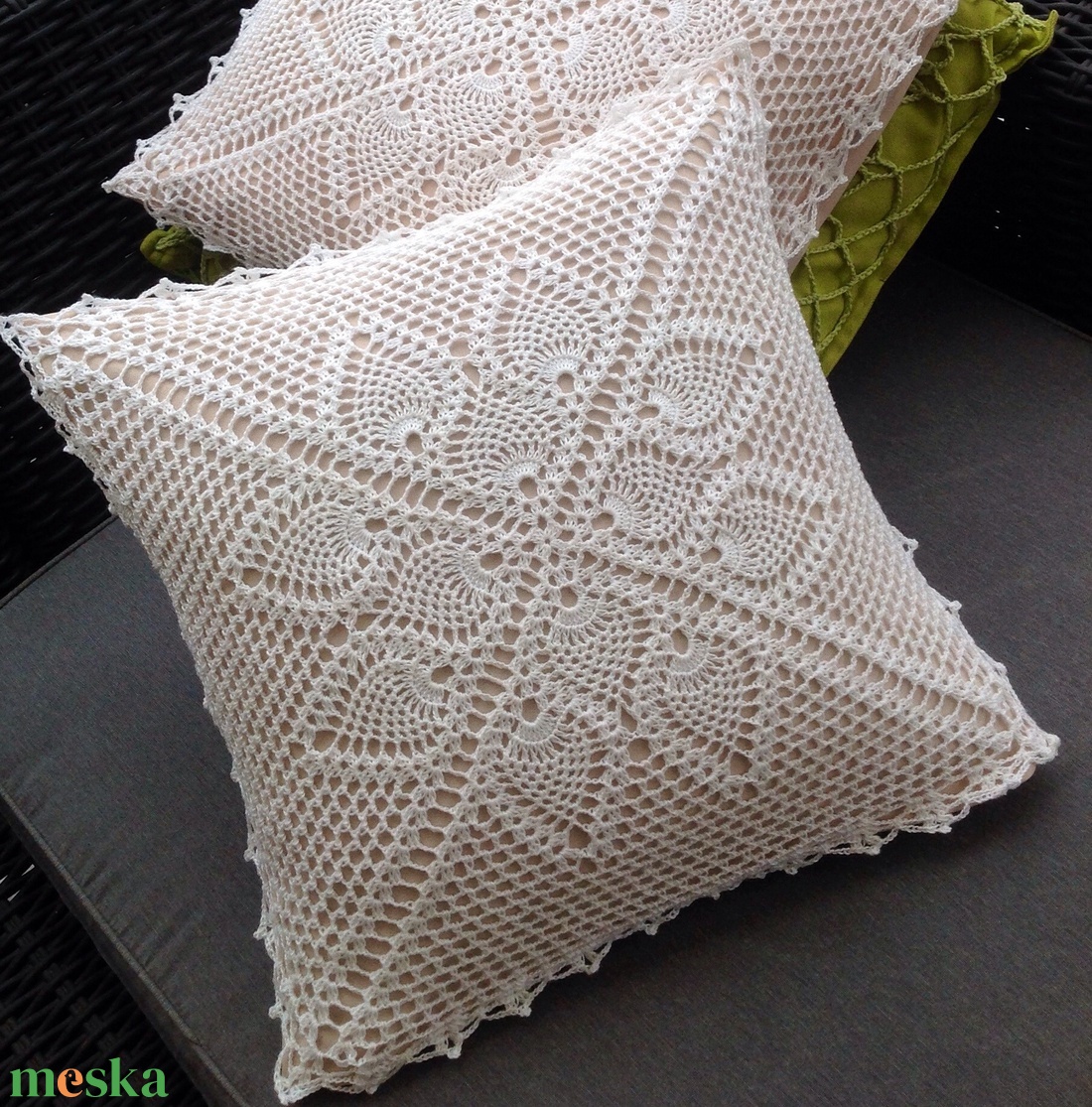 Beige párnahuzat fehér horgolt mintával (40x40) - otthon & életmód - lakástextil - párna & párnahuzat - Meska.hu Beige párnahuzat fehér horgolt mintával (40x40) - otthon & életmód - lakástextil - párna & párnahuzat - Meska.hu