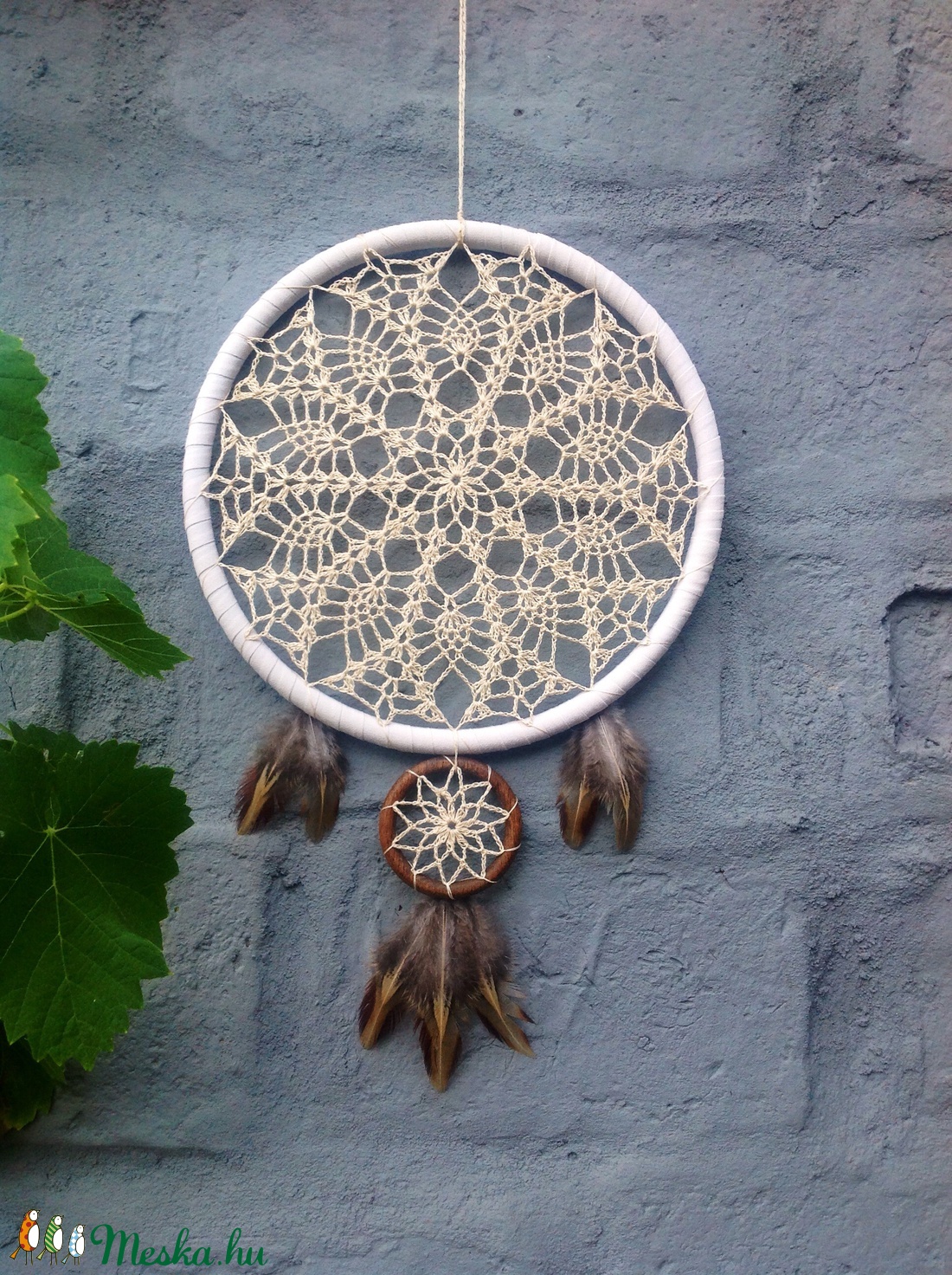 Ekrü színű horgolt álomfogó fácántollakkal - otthon & életmód - dekoráció - Meska.hu