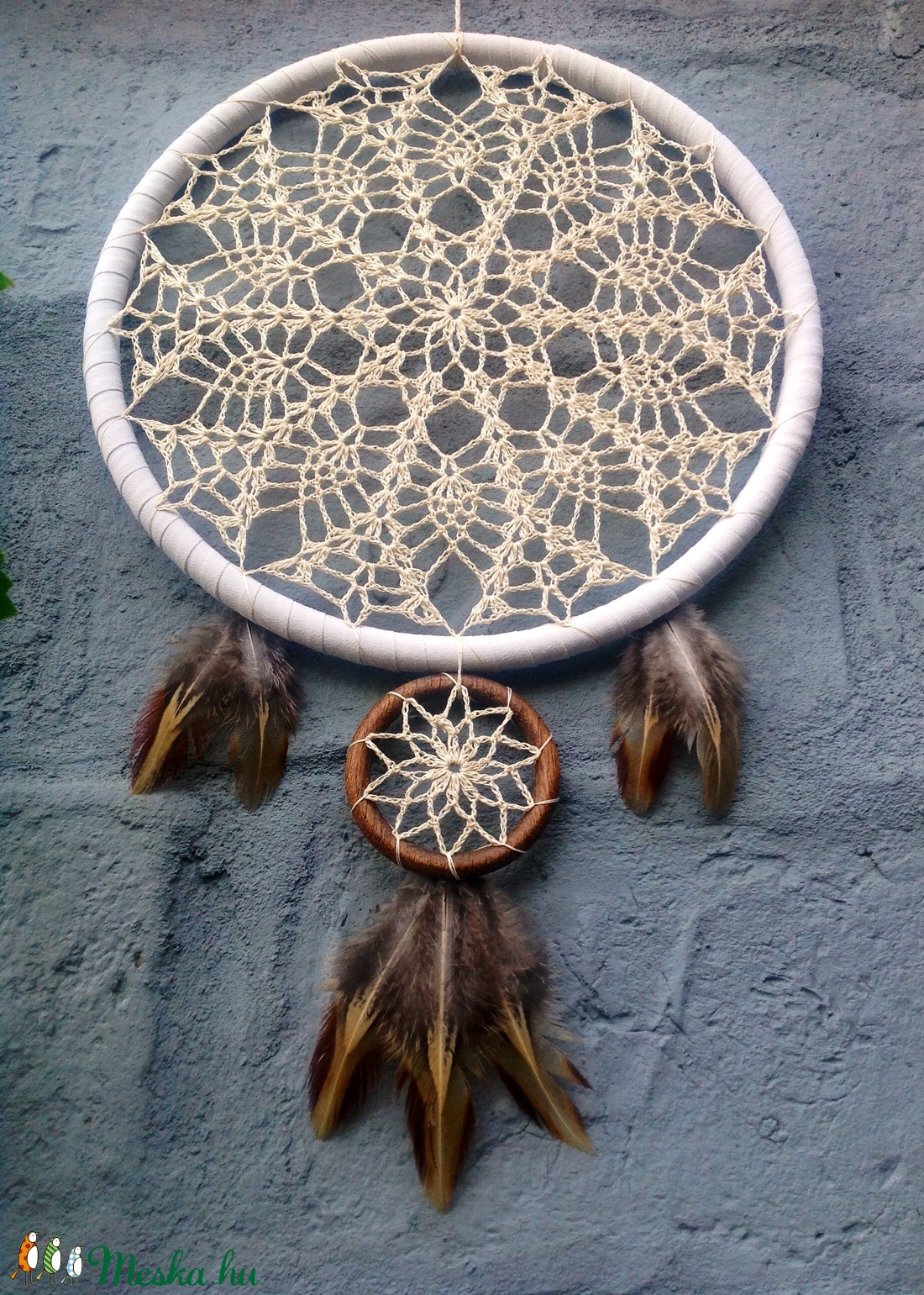 Ekrü színű horgolt álomfogó fácántollakkal - otthon & életmód - dekoráció - Meska.hu