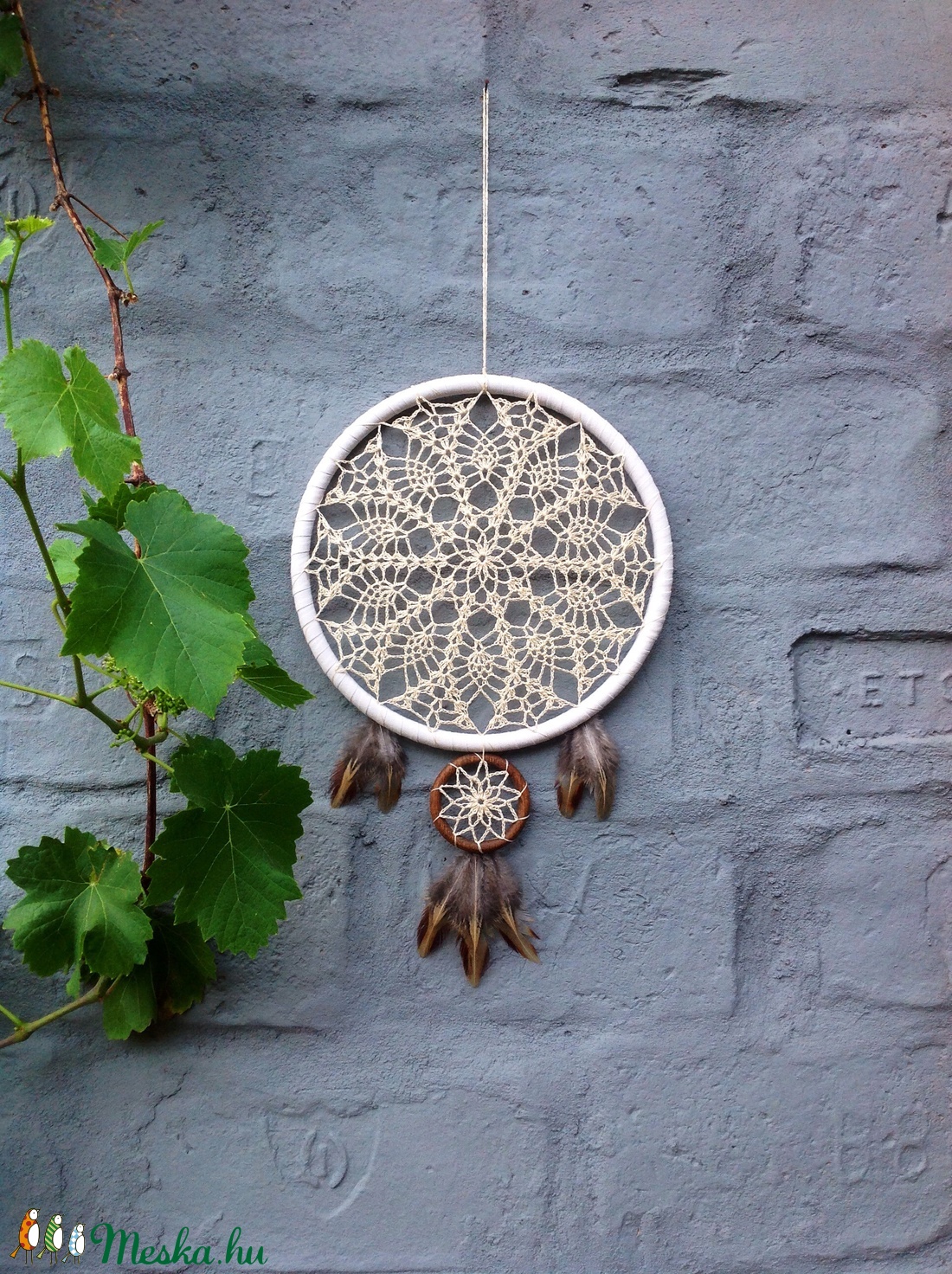 Ekrü színű horgolt álomfogó fácántollakkal - otthon & életmód - dekoráció - Meska.hu