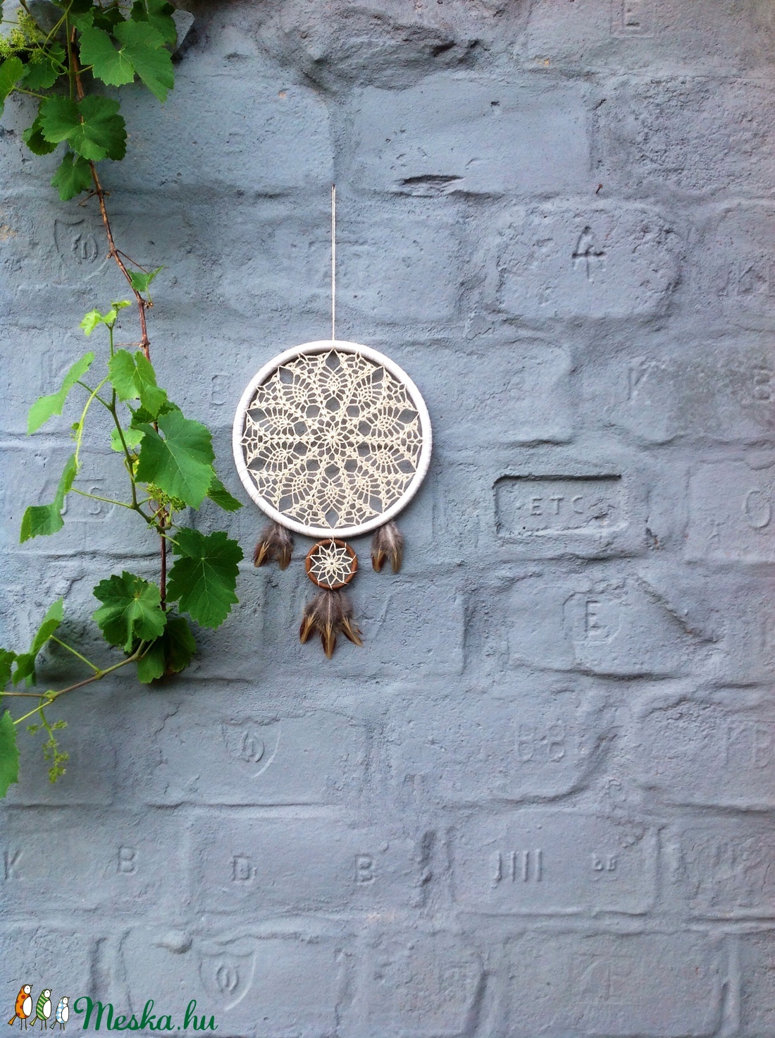 Ekrü színű horgolt álomfogó fácántollakkal - otthon & életmód - dekoráció - Meska.hu