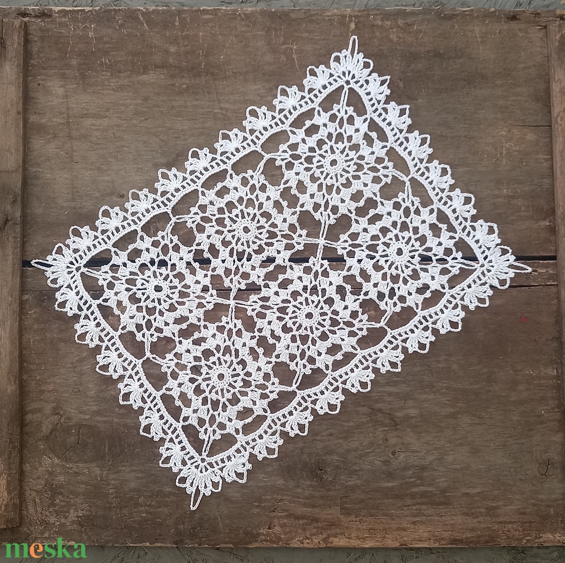 Fehér színű, szögletes horgolt terítő (kb. 36x26 cm) - otthon & életmód - dekoráció - asztal és polc dekoráció - horgolt & csipketerítő - Meska.hu Fehér színű, szögletes horgolt terítő (kb. 36x26 cm) - otthon & életmód - dekoráció - asztal és polc dekoráció - horgolt & csipketerítő - Meska.hu
