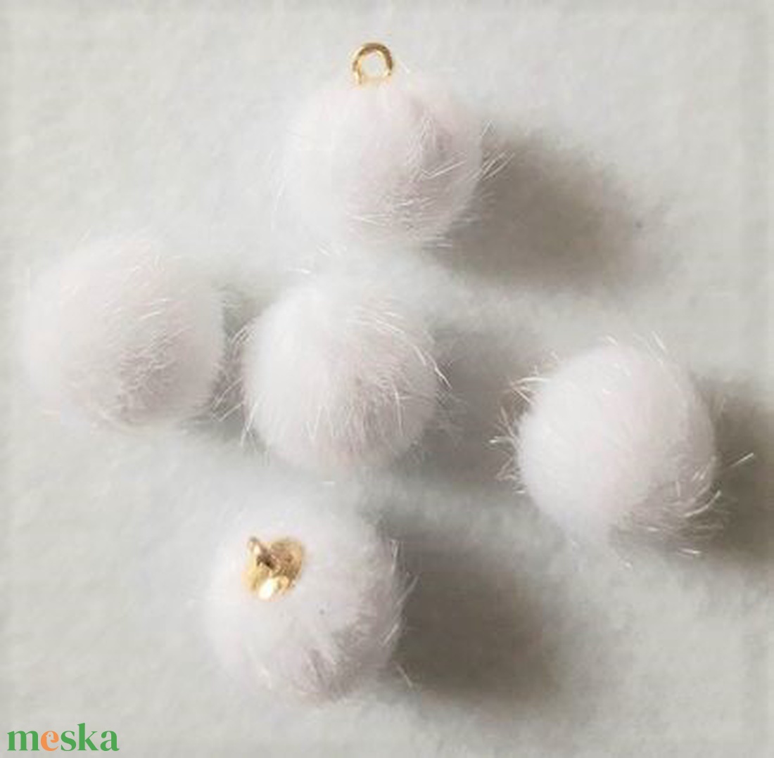 Fehér szőrmével bevont pompom / hógolyó / medál - 20 mm (3029) - kellékek & szerszámok - gyöngyfűzés kellékek - egyéb alkatrész - Meska.hu Fehér szőrmével bevont pompom / hógolyó / medál - 20 mm (3029) - kellékek & szerszámok - gyöngyfűzés kellékek - egyéb alkatrész - Meska.hu