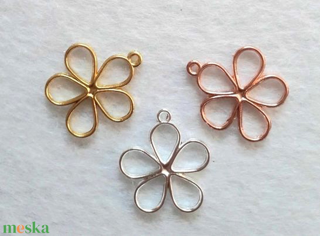 Ötszirmú fém virág medál - 3 színben (3225) - kellékek & szerszámok - gyöngyfűzés kellékek - egyéb alkatrész - Meska.hu