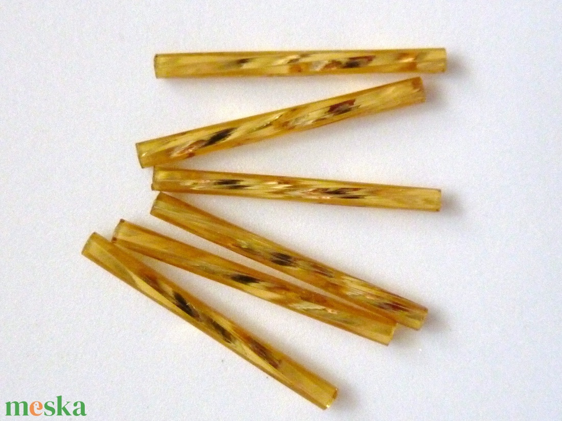 Csavart / Twisted szalmagyöngy - arany, 20 mm (753) - kellékek & szerszámok - gyöngyfűzés kellékek - üveggyöngy - Meska.hu
