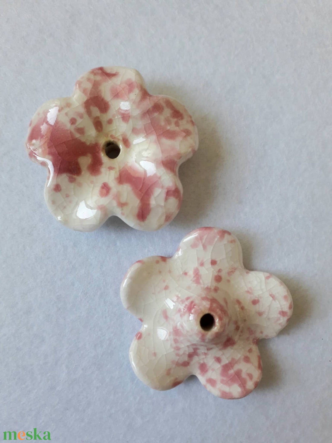 Kerámia virág 2 színben, 40 mm (1338, 1339) - kellékek & szerszámok - gyöngyfűzés kellékek - kerámiagyöngy - Meska.hu