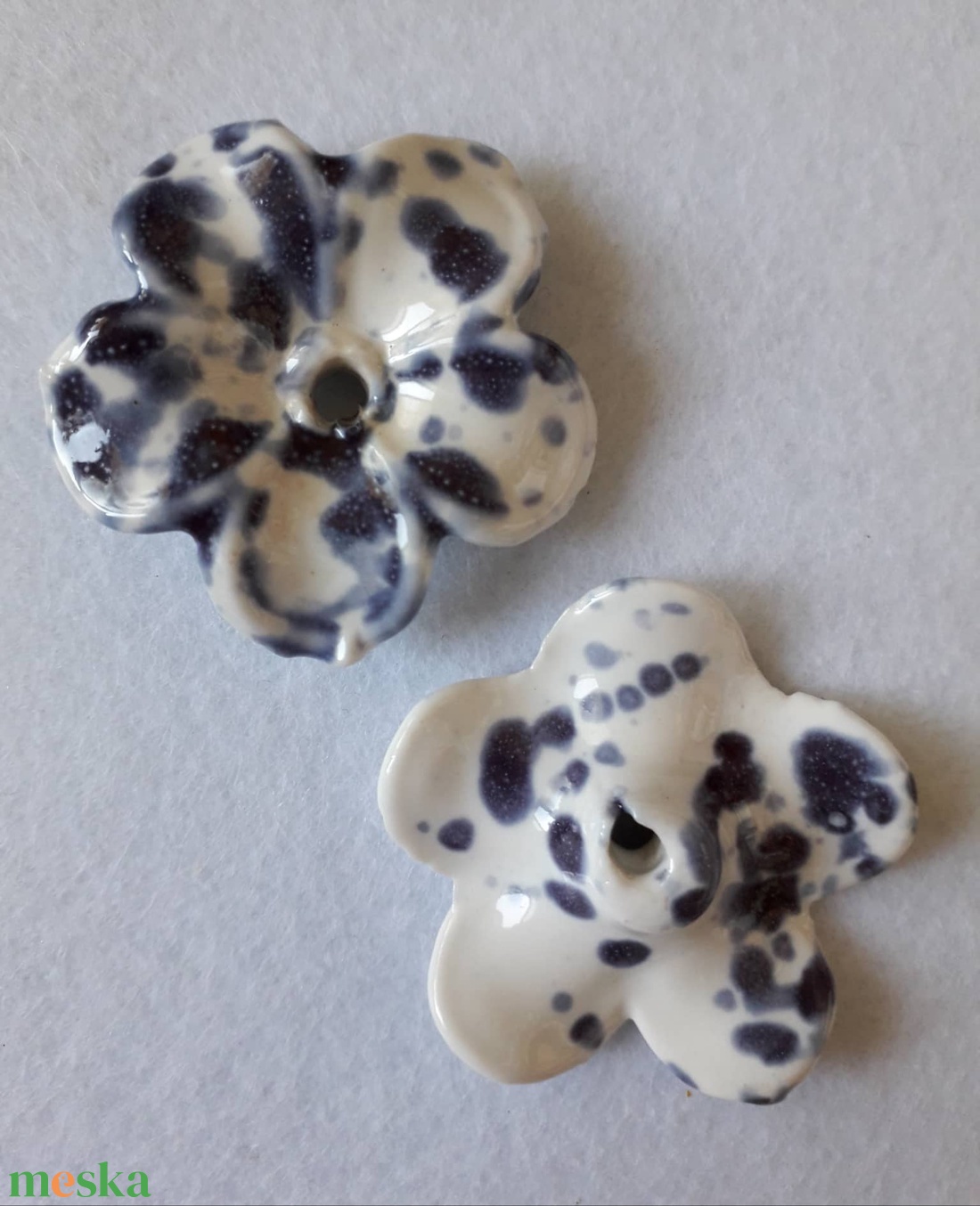 Kerámia virág 2 színben, 40 mm (1338, 1339) - kellékek & szerszámok - gyöngyfűzés kellékek - kerámiagyöngy - Meska.hu