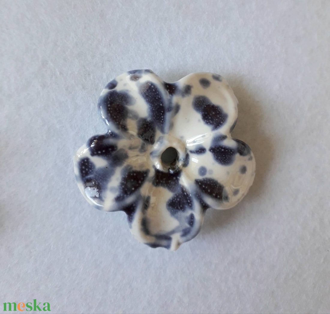 Kerámia virág 2 színben, 40 mm (1338, 1339) - kellékek & szerszámok - gyöngyfűzés kellékek - kerámiagyöngy - Meska.hu