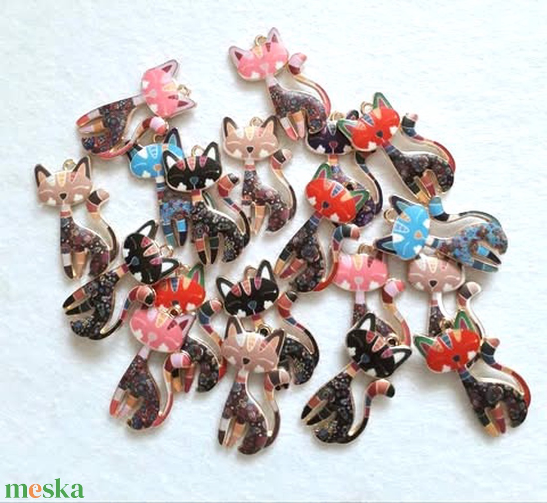 Festett, mintás, cica medál - 6 színben (1494) - kellékek & szerszámok - gyöngyfűzés kellékek - egyéb alkatrész - Meska.hu